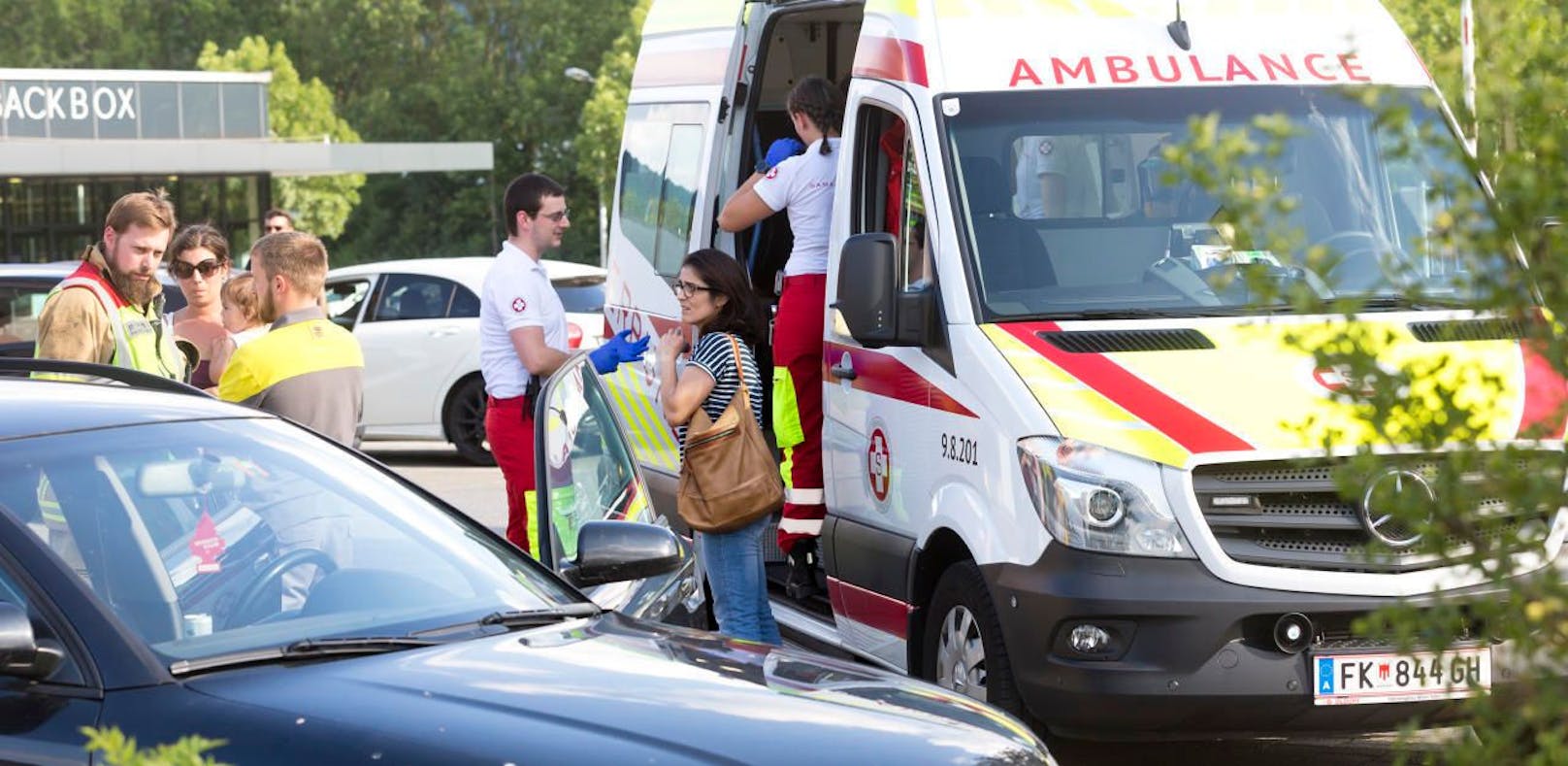Rettungseinsatz in Rankweil: Zweijähriger sperrte sich im Hitzeauto ein.