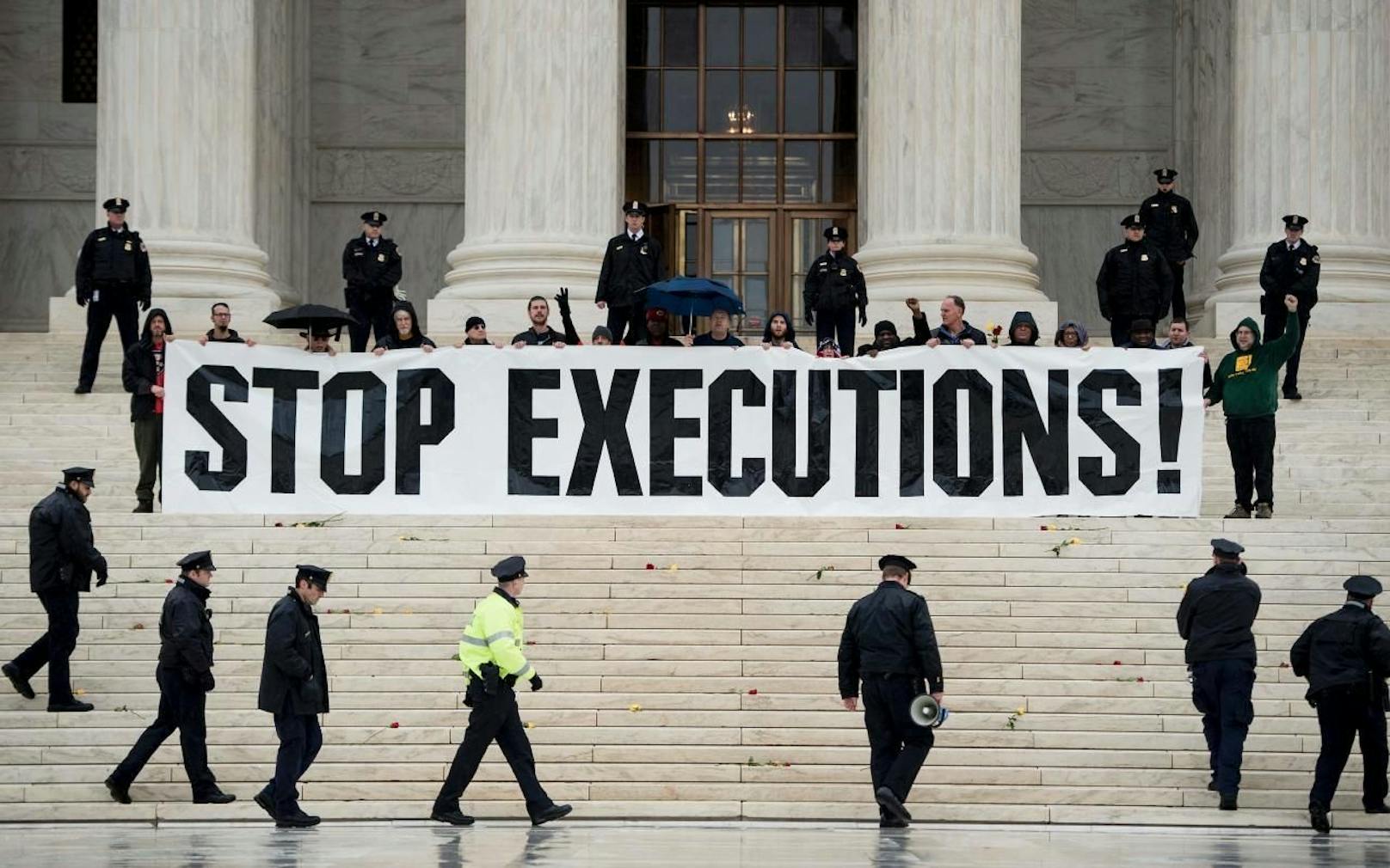 Aktivisten protestieren gegen die Todesstrafe vor dem Obersten Gerichtshof der USA in Washington D.C. Archivbild, 2017.
