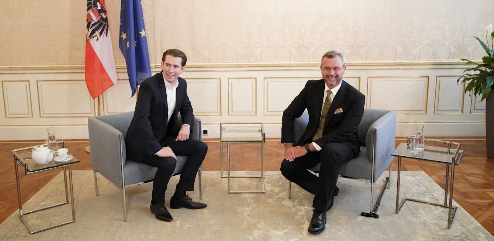ÖVP-Chef Sebastian Kurz und FPÖ-Chef Norbert Hofer bei einem ersten Sondierungsgespräch nach der Nationalratswahl 2019.
