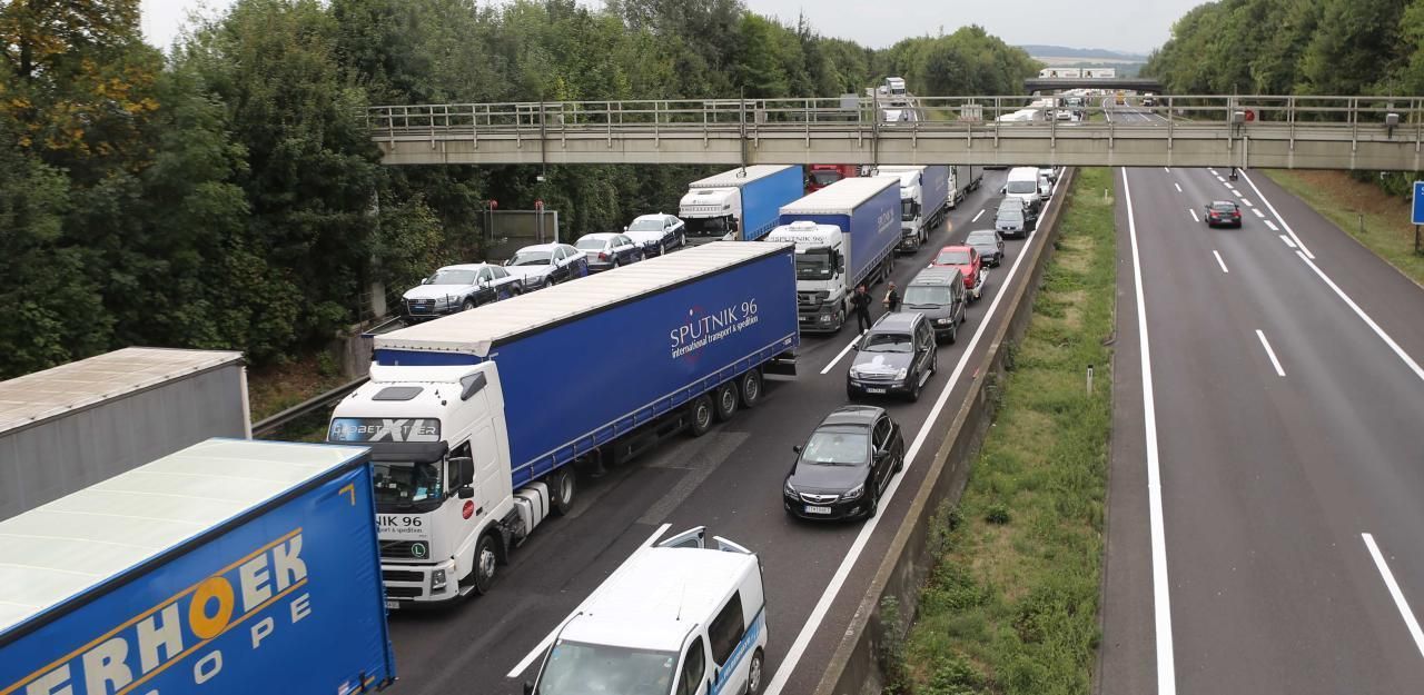 Heute.at - 100 Kilometer! Kontrollen sorgen für Rekordstau