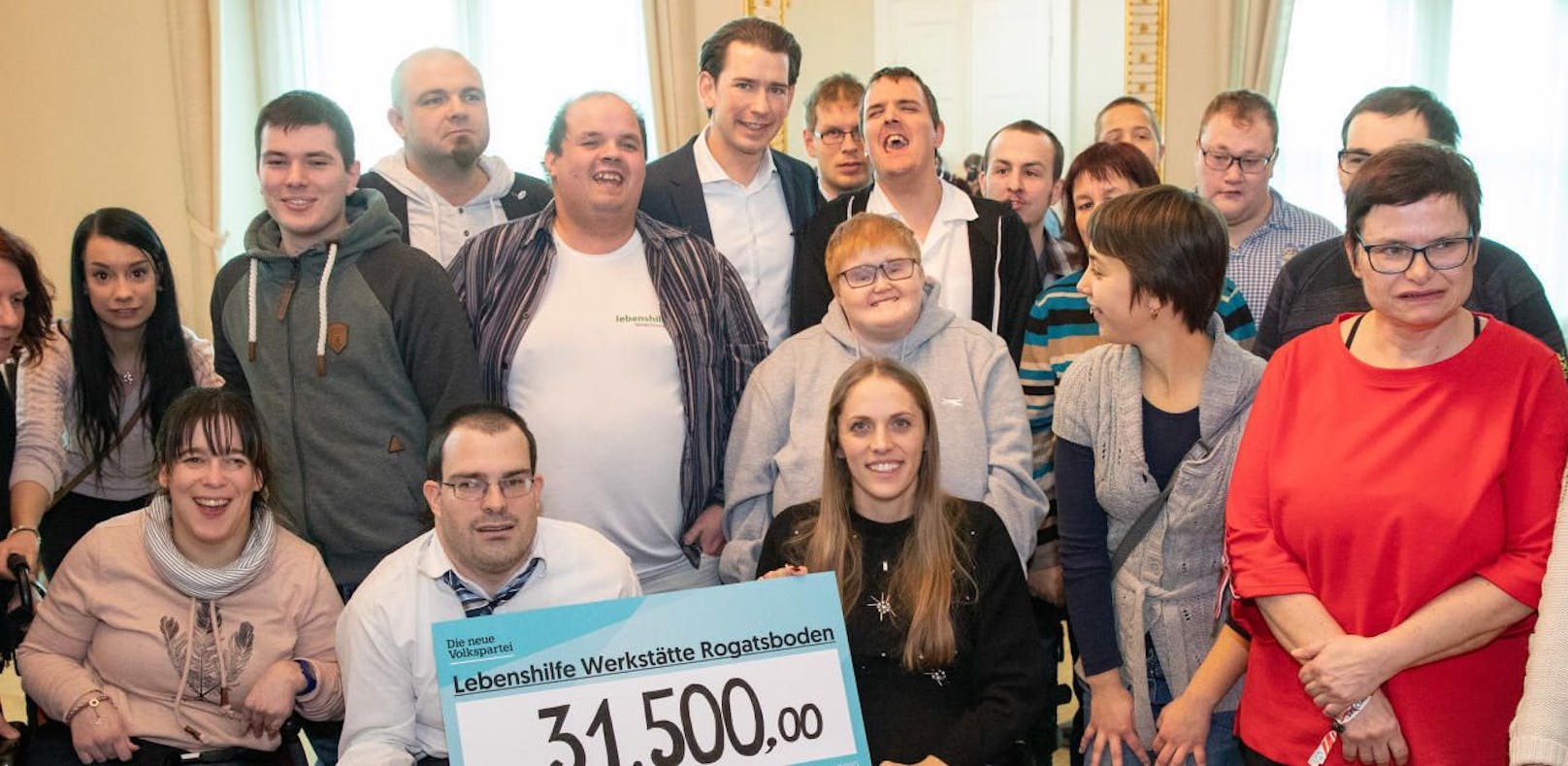 Bundeskanzler Sebastian Kurz (VP) überreicht 31.500 Euro an die Lebenshilfe Werkstätte Rogatsboden.