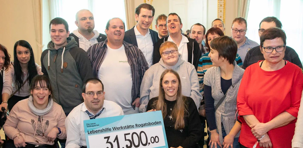 Bundeskanzler Sebastian Kurz (VP) überreicht 31.500 Euro an die Lebenshilfe Werkstätte Rogatsboden.
