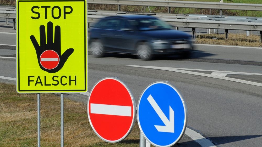 Heute.at - Geisterfahrerin auf der A14 – Polizei ist rasch vor Ort