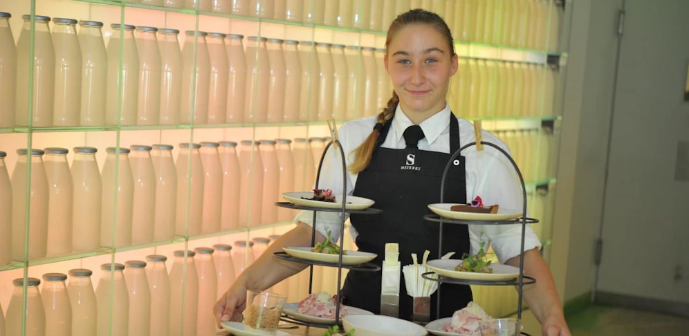 Patricia Bader in Action: Sie macht eine Lehre in der Meierei im Wiener Stadtpark.