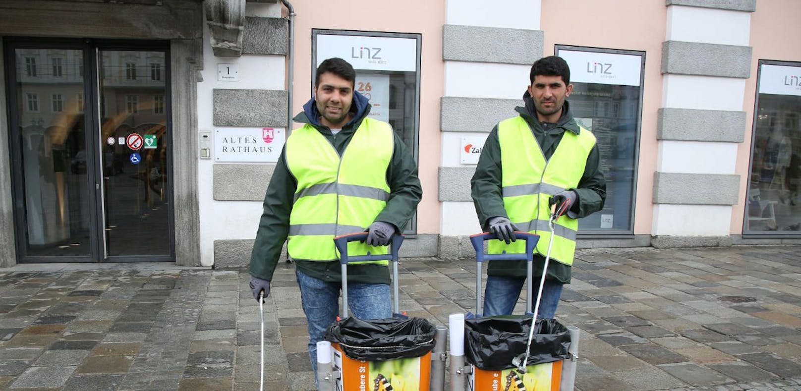 Ehsanullah Mohammad Malang (27) und Soleiman Safizada (20) sind die ersten beiden Asylwerber, die Linz sauber halten.