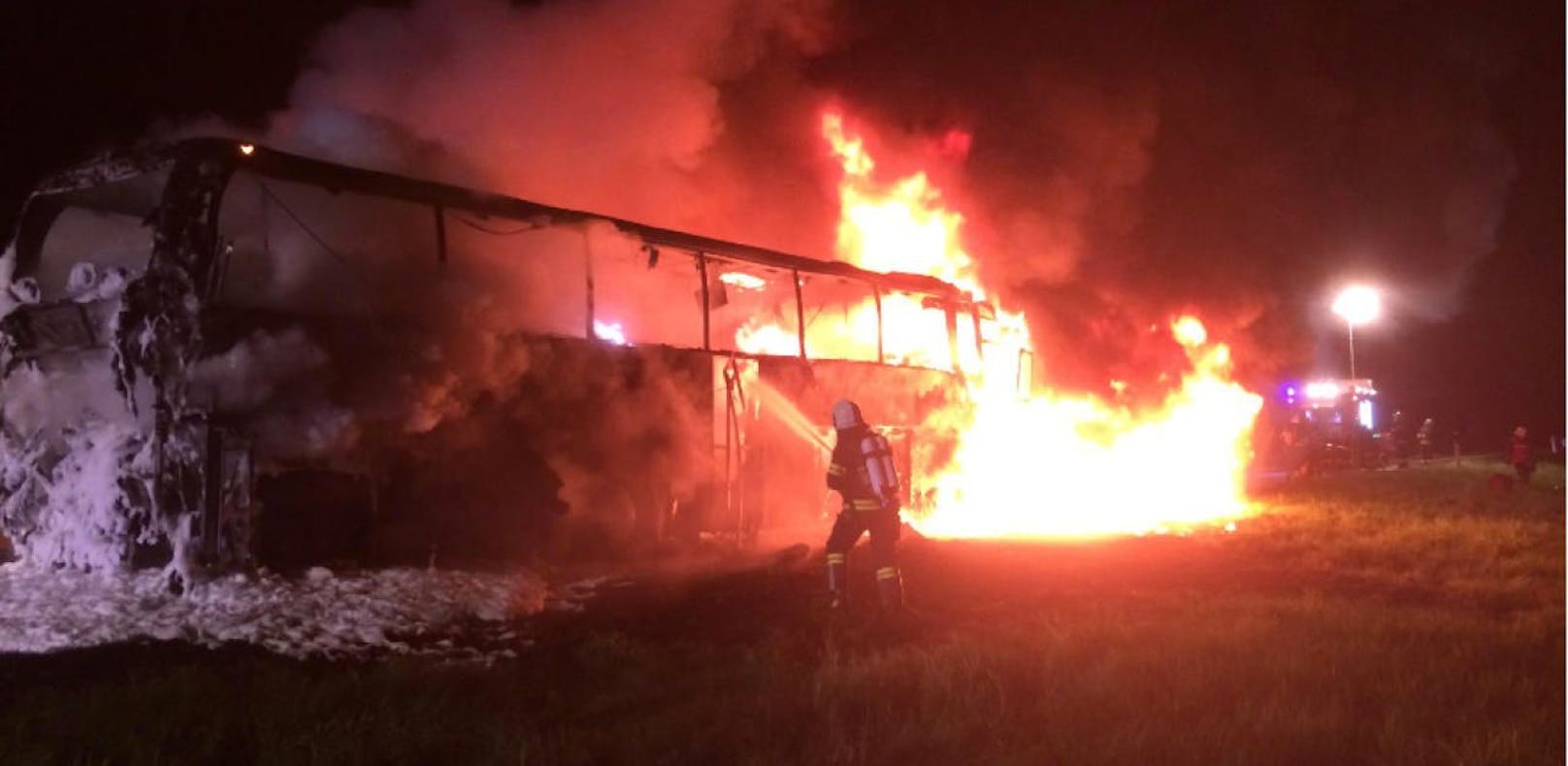 Reisebus ging auf der A1 plötzlich in Flammen auf