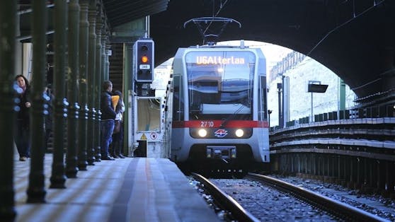 U6-Fahrer beweist Humor: "Zug ist kein Adventkalender."