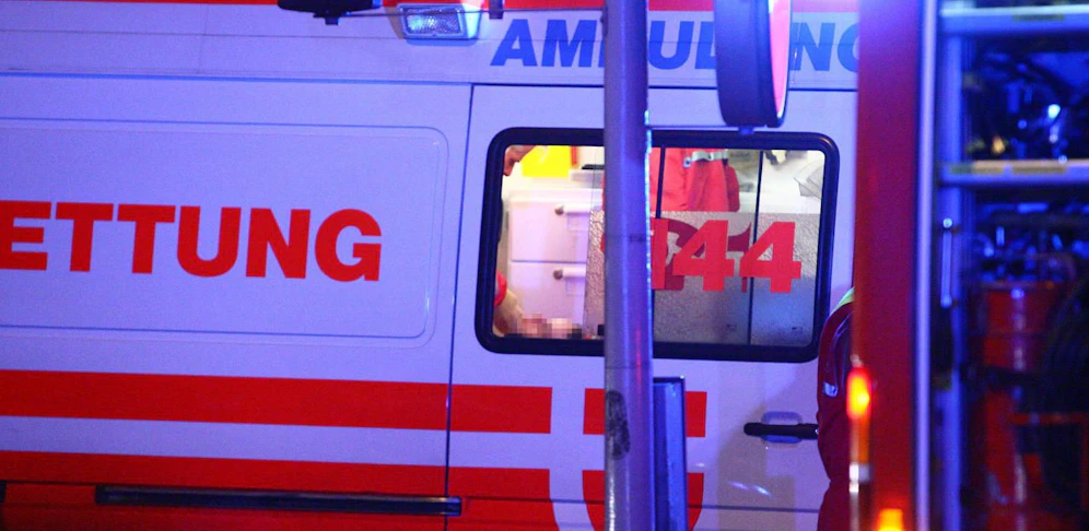 Die Verletzten wurden mit der Rettung in das Krankenhaus gebracht (Symbolbild)