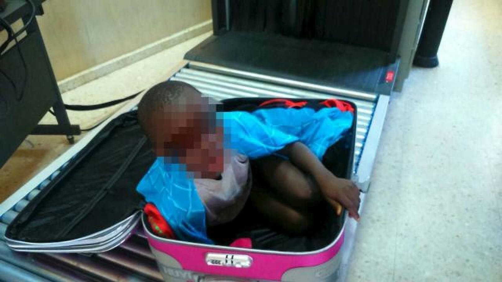 Unfassbare Entdeckung: Die Polizei scannte den Koffer in Marokko und befreite den versteckten Buben (8). 