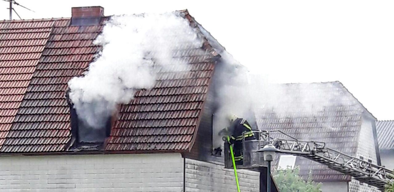 Heute.at - Feuer! Nachbar rettet Schlafenden aus Haus
