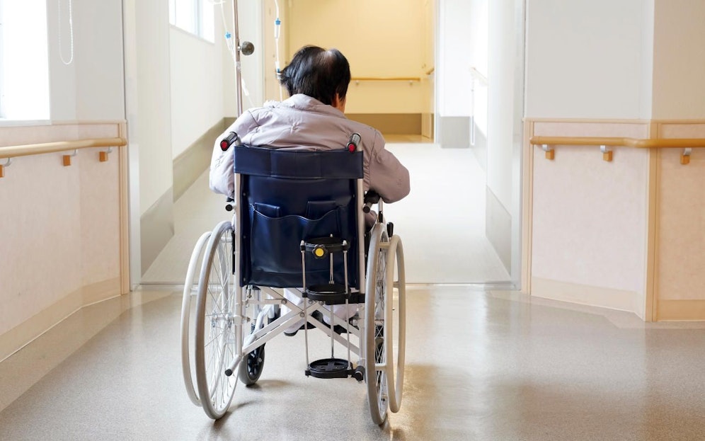 Eine ältere Frau im Rollstuhl. Symbolbild