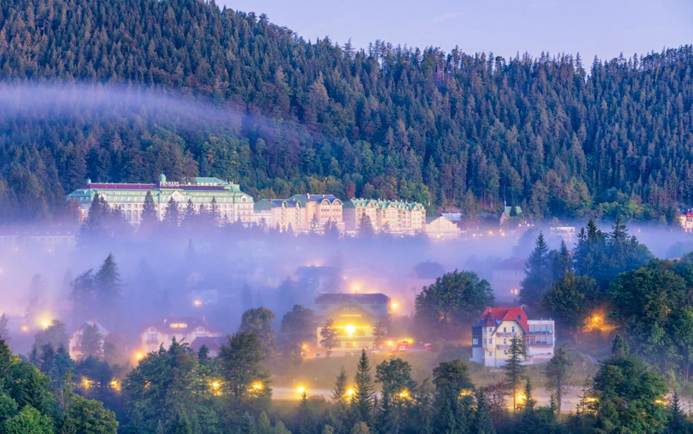 Der Blick am frühen Morgen vom Fuß des Hirschenkogels über den Semmeringpass.