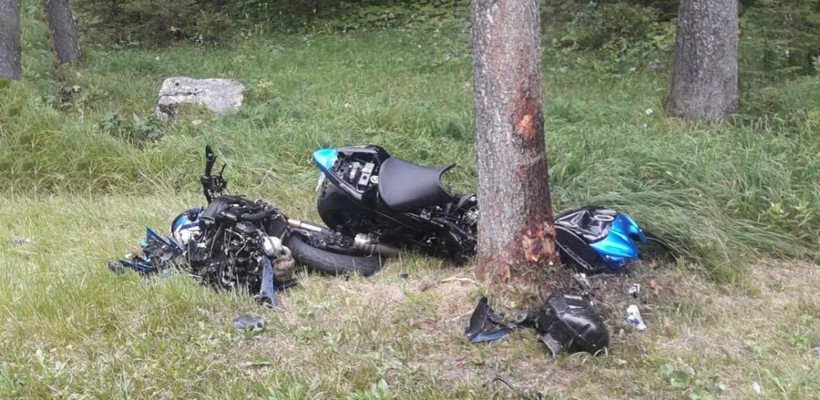 Das Motorrad wurde bei dem Crash zerteilt.