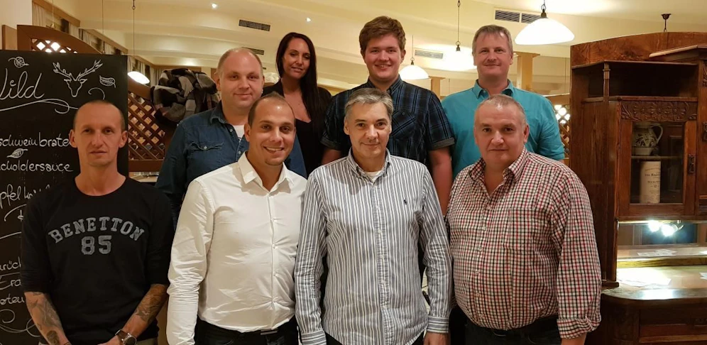 Anton Holper (RK), Markus Stadler, Mario Hans (beide Asfinag) Sandra Zemann (RK), Martin E., Matthias Trenk, Sascha Ruzek (beide RK) und Dieter Jost (Feuerwehr) beim Heurigen. (v.l.)