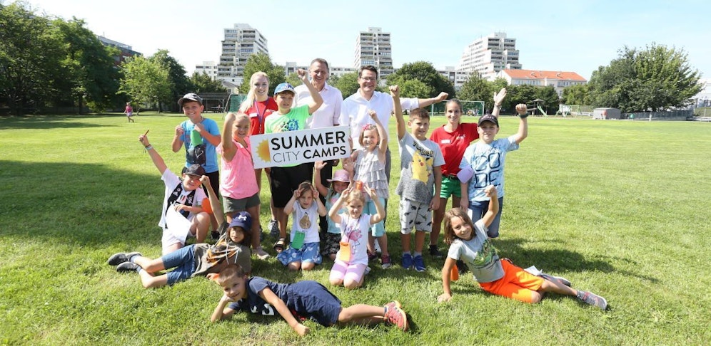 Bildungsstadtrat Jürgen Czernohorszky (r.) präsentierte das Programm der heurigen "Summer City Camps".