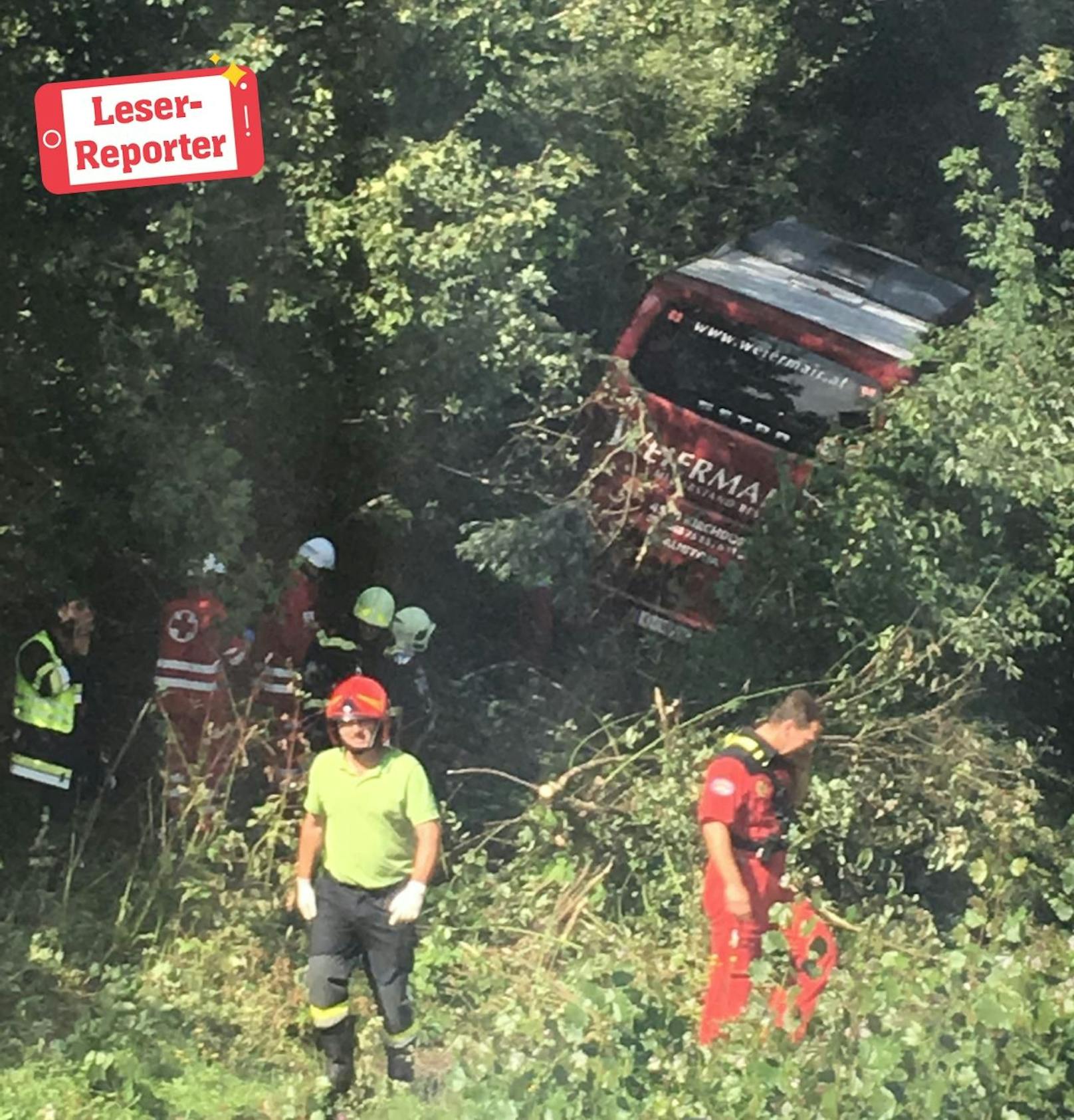 Busunglück in Sierndorf: Lenkerin schwer verletzt.