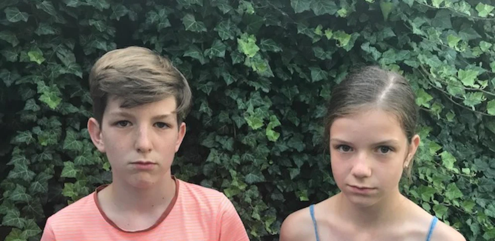 Julian (13) und Fiona (10) wurde die Fahrt mit einem Taxi verweigert.