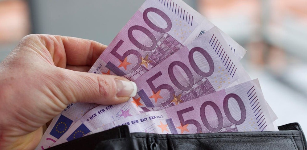 Anträge im Rahmen des neuen Corona-Härtefonds der Regierung sind ab sofort möglich. Einzelunternehmer und Kleinbetriebe bekommen bis zu 1.500 Euro bar auf die Hand. 