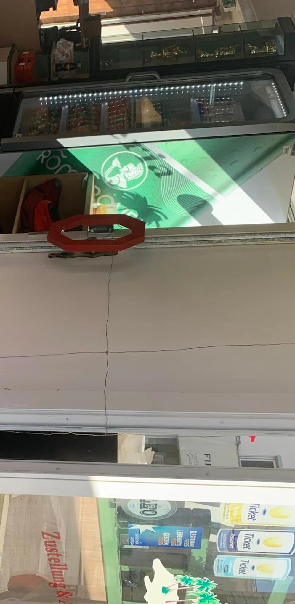 Die zerstörte Türe der Pizzeria