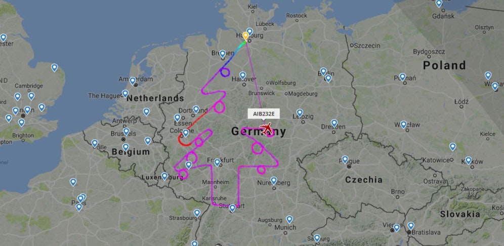 Flugzeughersteller Airbus lässt eine Maschine einen Christbaum am Himmel "zeichnen"