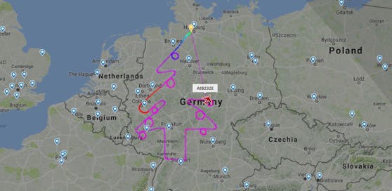 Flugzeughersteller Airbus lässt eine Maschine einen Christbaum am Himmel "zeichnen"