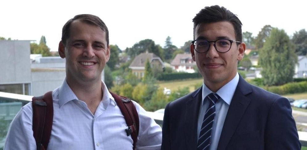 ETH-Student Wassim Dhaouadi (rechts) hat ein 100 Jahre altes Physikrätsel gelöst. Er forscht am Labor von John Kolinski (links).