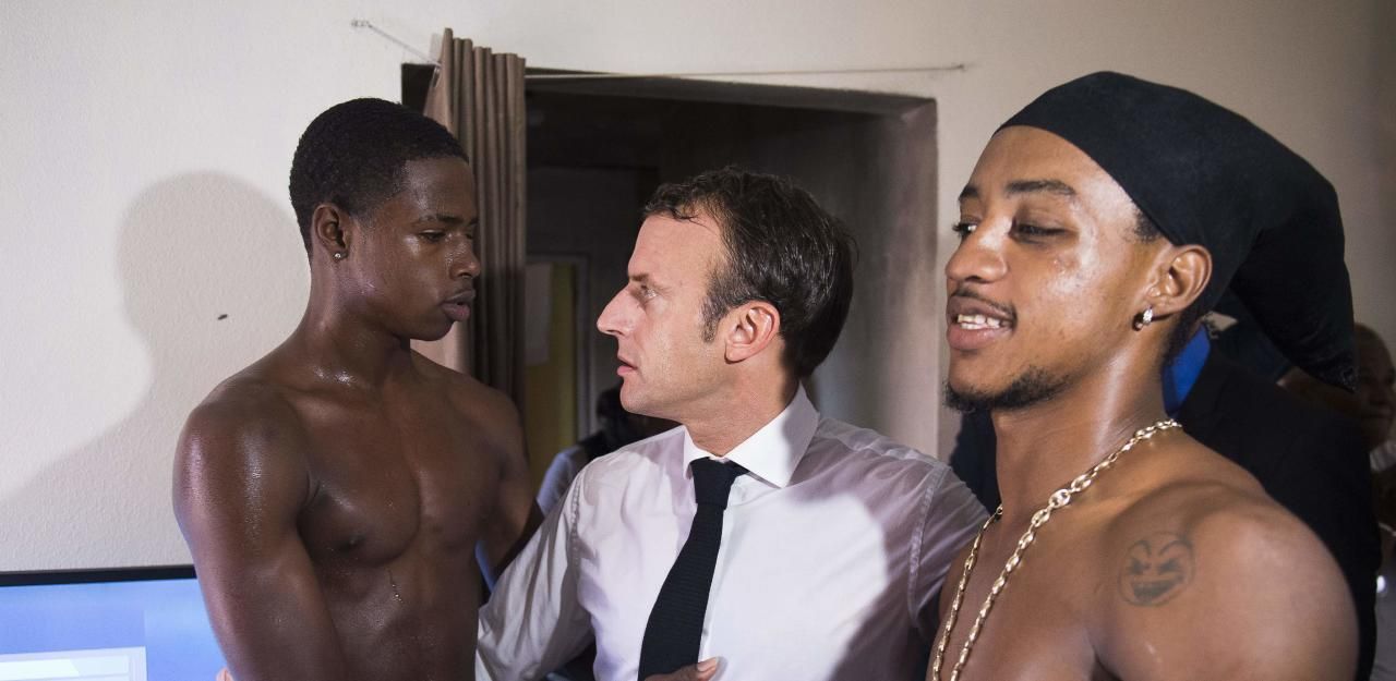 Heute.at - Mann zeigt bei Foto mit Macron den Stinkefinger