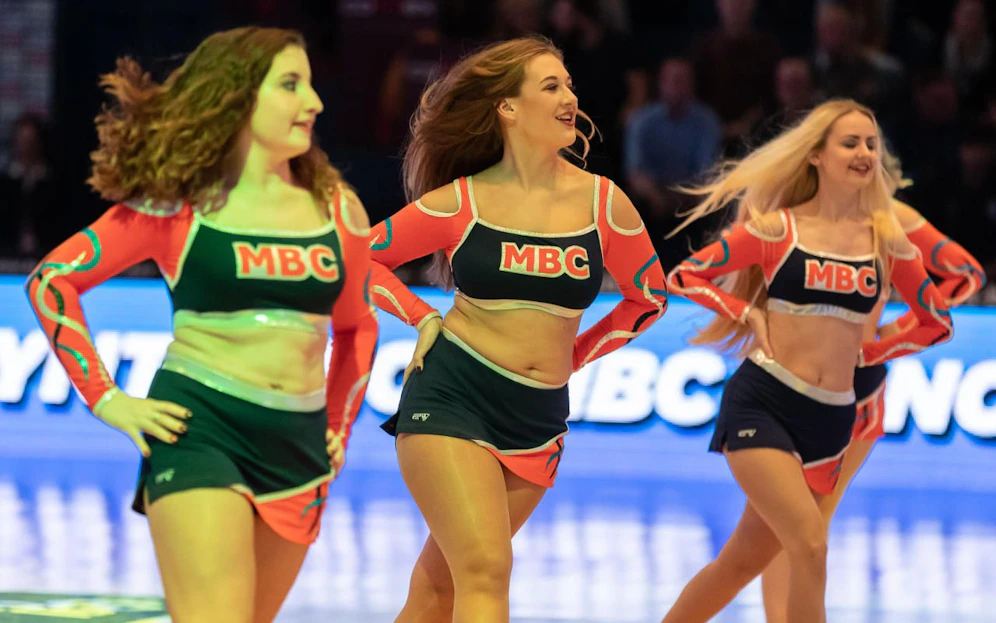 Um ihren Klub zu retten, gehen die MBC-Cheerleader mit Spendern auf ein Eis-Date. 