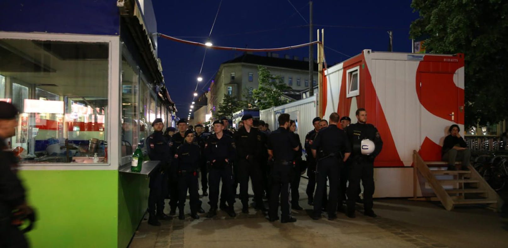 Die Polizei marschierte in großer Zahl zur Nachtwache am Brunnenmarkt auf. 