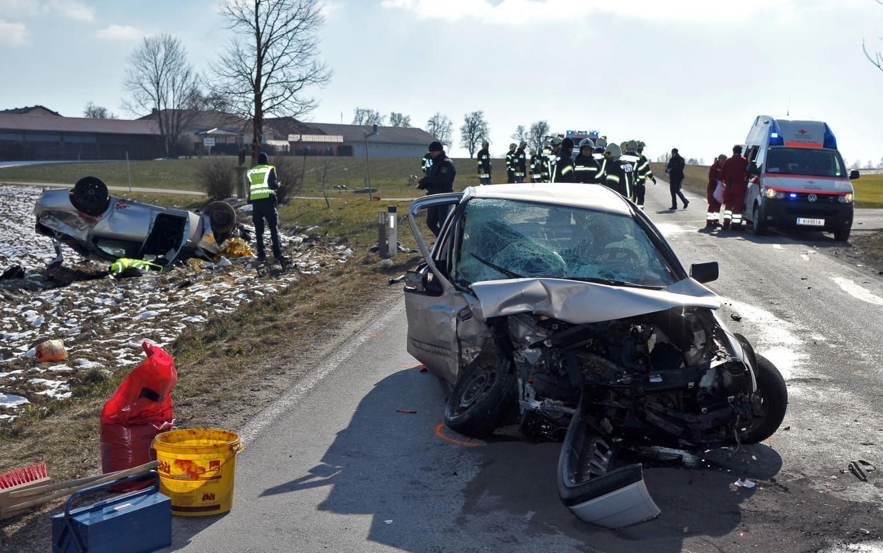Heute.at - Lenker (74) bei Crash aus dem Wagen geschleudert