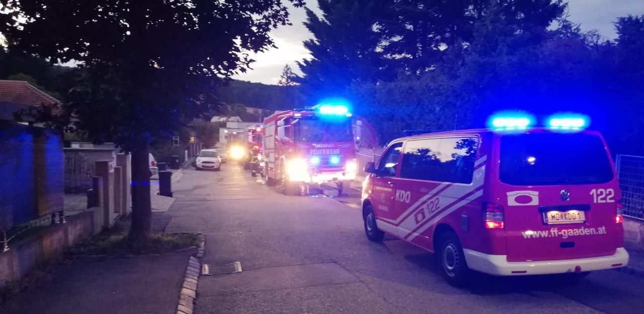Heute.at - Hausfassade stand in Brand: Feuerwehr löschte