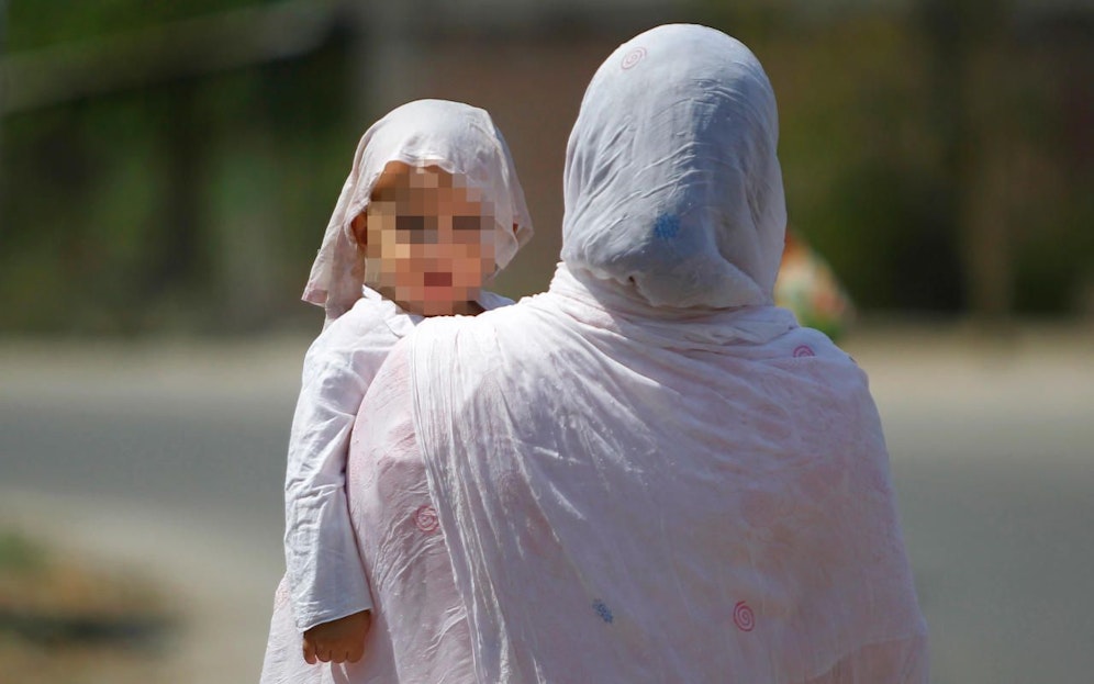 Eine indische Mutter trägt ihr Kind auf dem Arm. Symbolfoto.