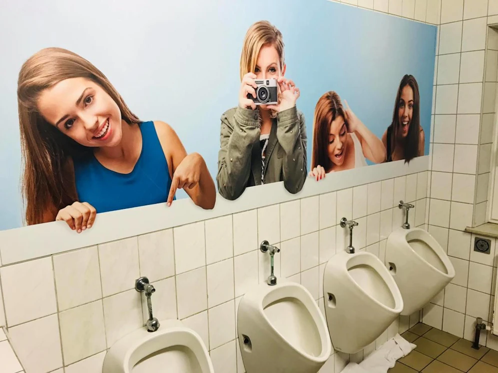 Diese vier Damen schauen ganz genau hin. 