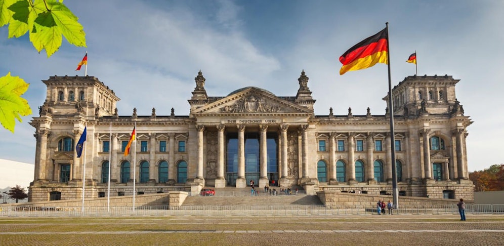 Der Hitlergruß zählt in Deutschland und Österreich zu den "Kennzeichen verfassungswidriger Organisationen".