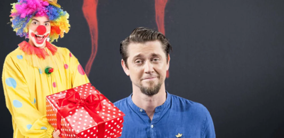 It-Regisseur Andrés Muschietti (re.) hat Probleme mit einem Clown