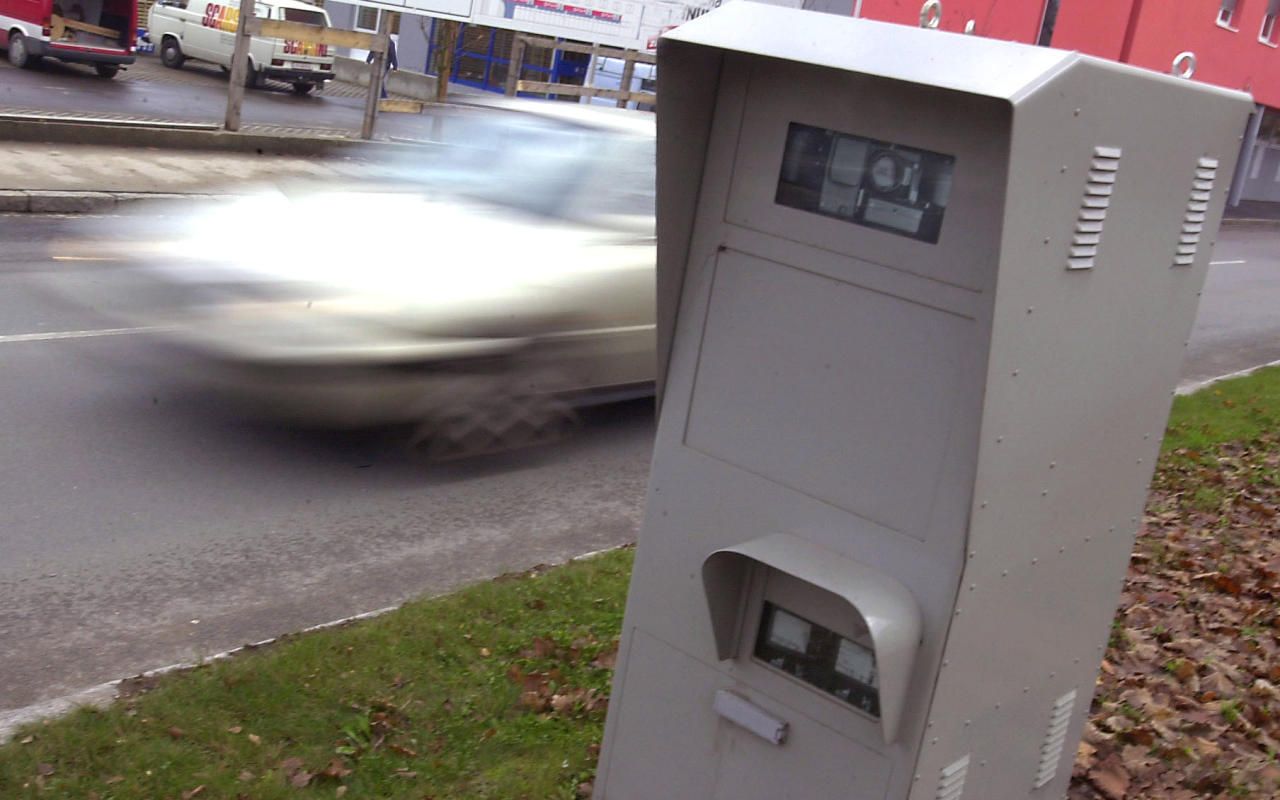 Auf der Jagd nach Schnellfahrern - ein Radargerät am Straßenrand.