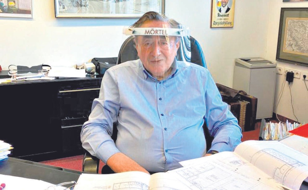 Richard Lugner schützt sich mit Visier im Büro.