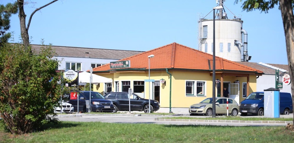 Vor dem Café Premiere rammte der 21-Jährige dem Türsteher ein Messer in den Hals.