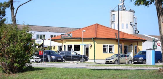 Vor dem Café Premiere rammte der 21-Jährige dem Türsteher ein Messer in den Hals.