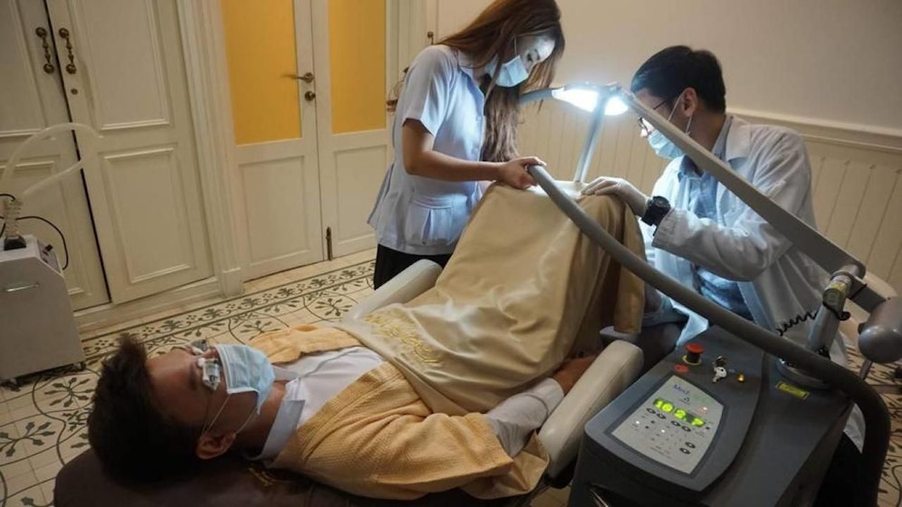 Wer schön sein will, muss leiden? Das Penis-Bleaching, das im "Lexus Hospital" in Bangkok angeboten wird, soll schmerzhaft sein. Das Gesundheitsministerium warnt bereits davor. 