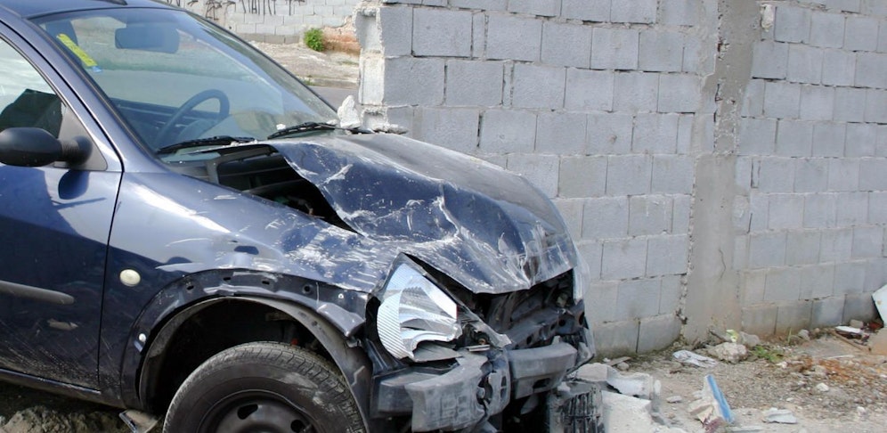 (Symbolbild): Die 53-jährige Österreicherin kam Mittwochabend von der Gemeindestraße im Bezirk Imst (Tirol) ab und krachte gegen eine Mauer