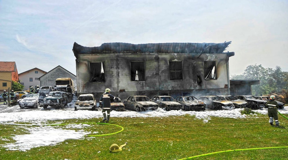 Zahlreiche Autos brannten aus.