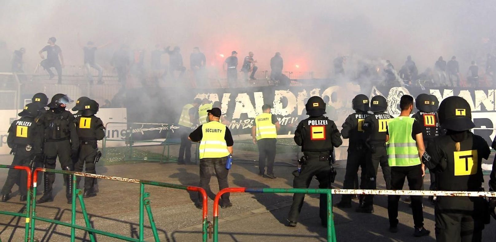 Polizeibeamte vor dem Waldhof-Fanblock, in dem Rauchbomben gezündet wurden.