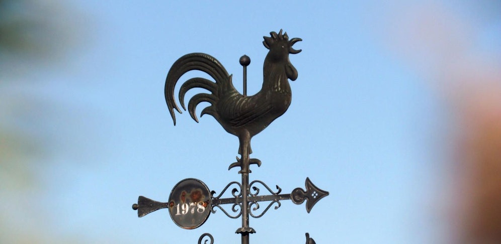 Der Wetterhahn verkündet keinen allzu warmen Start in den Mai.