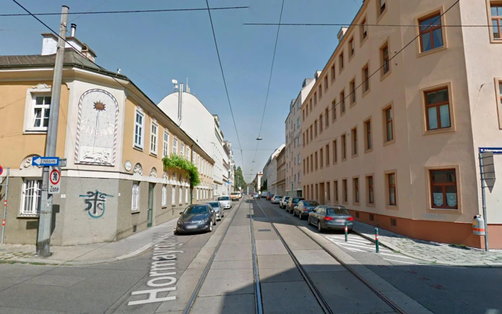 Die Kreuzung der Schumanngasse und Hormayrgasse in Wien-Hernals.