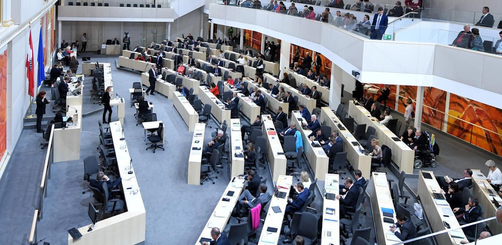 Ein Blick in den Großen Redoutensaal im Rahmen einer Sitzung des Nationalrates im Ausweichquartier in der Hofburg.