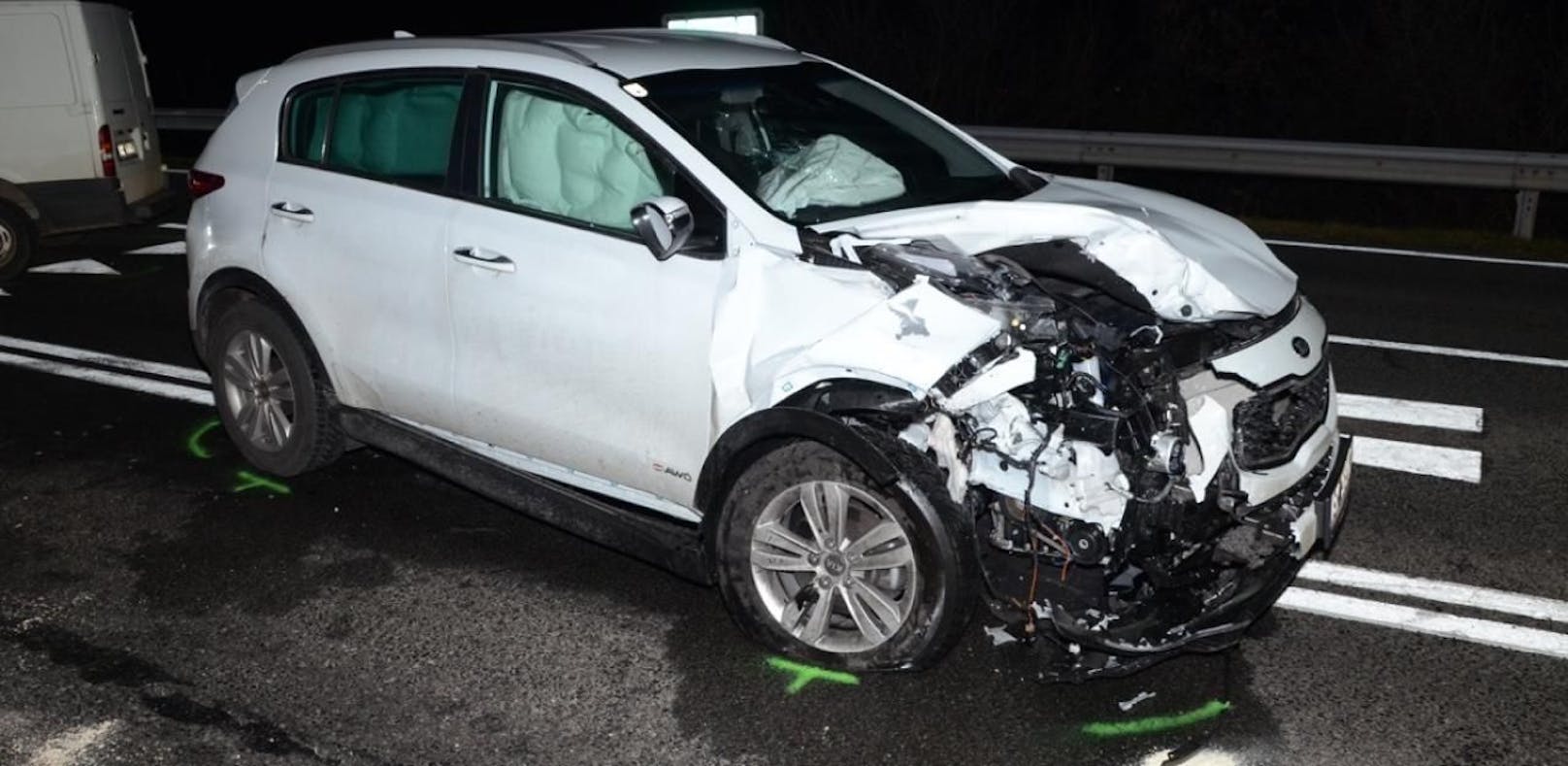 Auto gegen Lieferwagen: Zwei Schwerverletzte