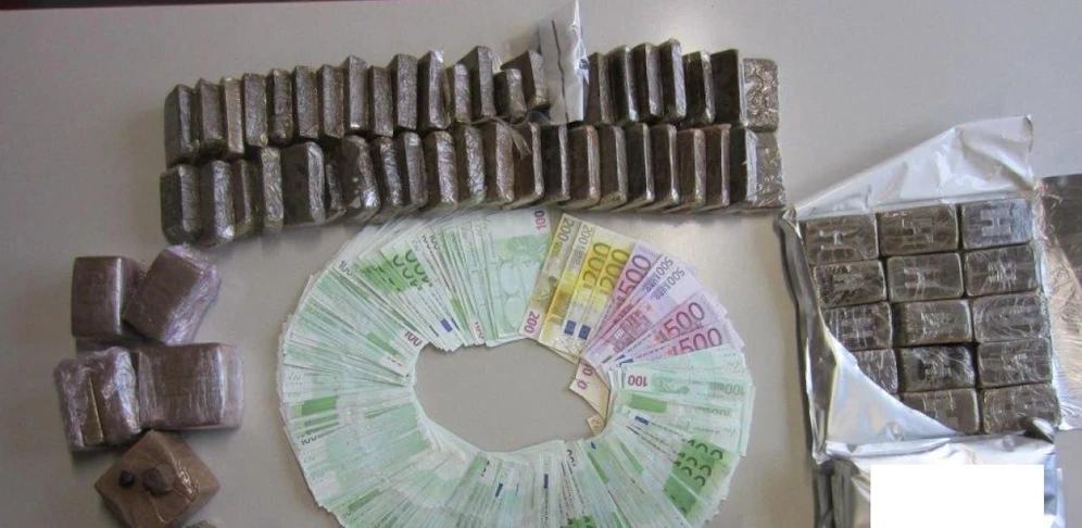 Die Beamten entdeckten 120 kg Cannabisharz und Bargeld in Höhe von 37.000 Euro.