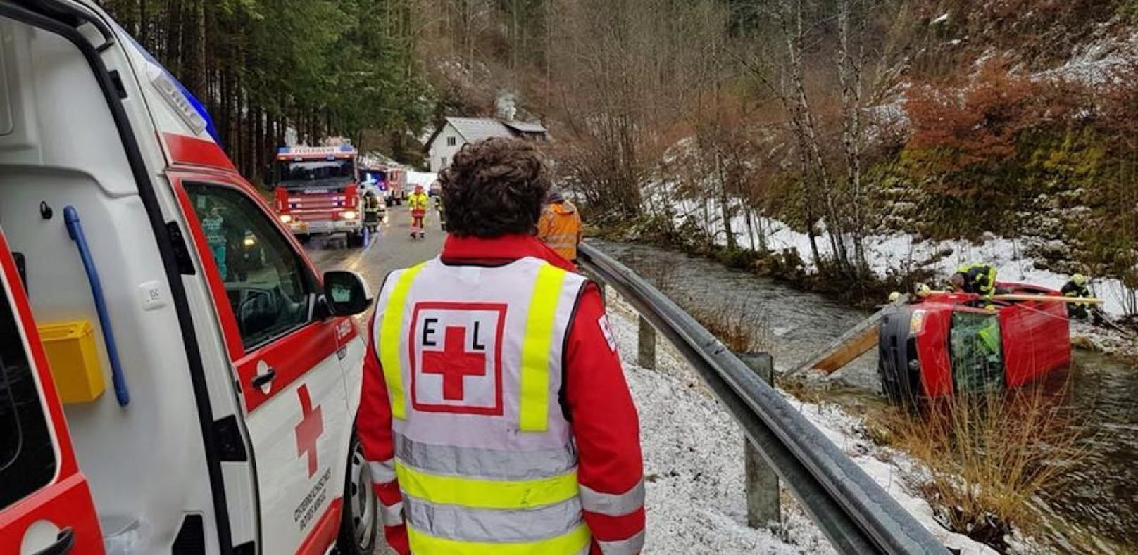 VW-Kleinbus stürzte in den Bach: Drei Verletzte