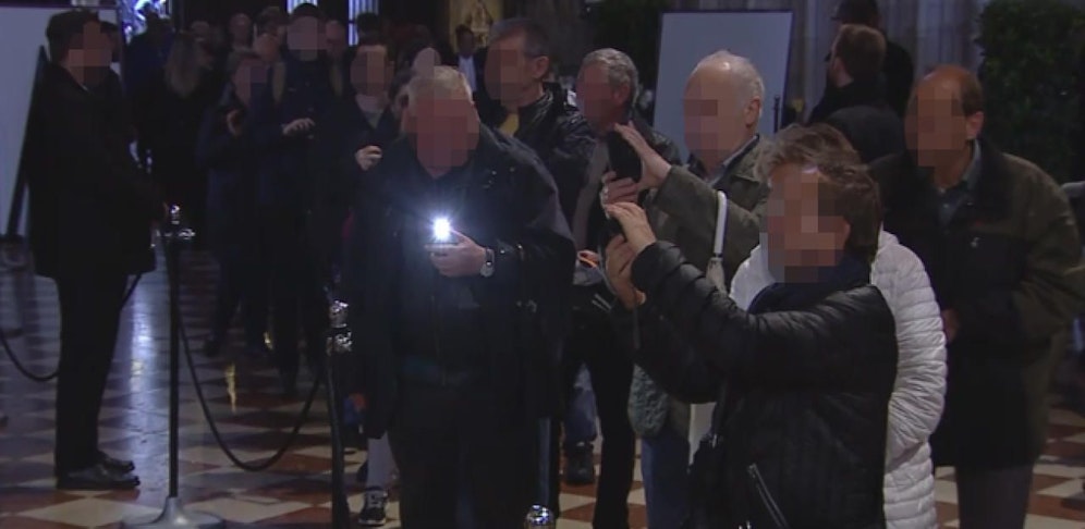 Fotos vor dem Sarg von Niki Lauda. Einige machten sogar Selfies.